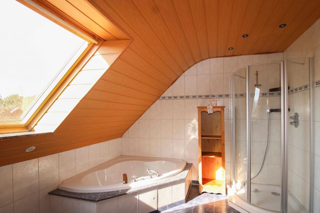 Badezimmer 1 (OG 2)