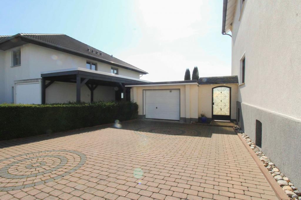 Auffahrt mit Garage