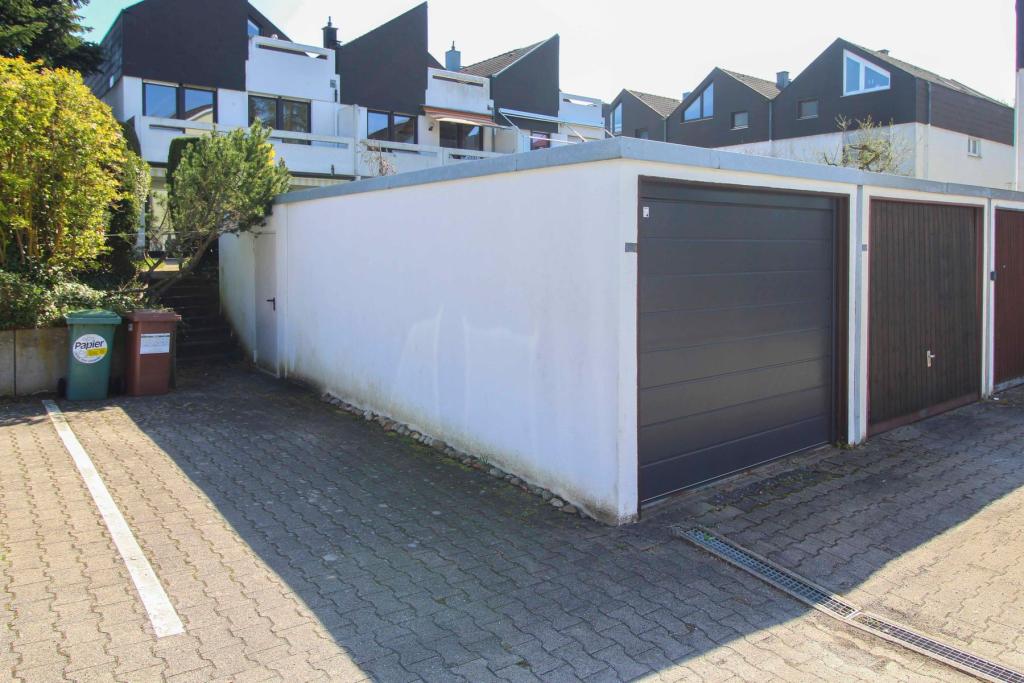 Garage, Anbau und Stellplatz