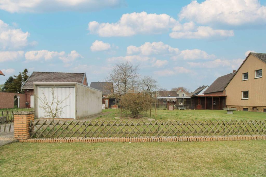 Baugrundstück und Garage