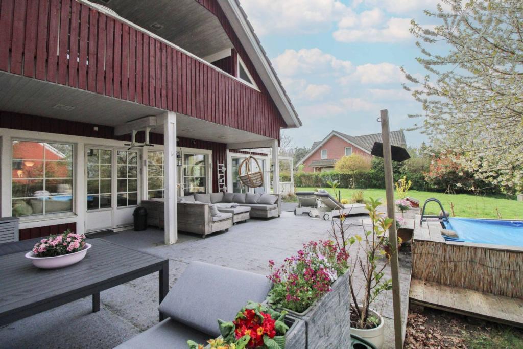 Terrasse mit Pool