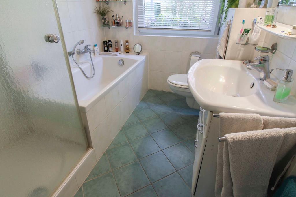 Dusche und Wanne