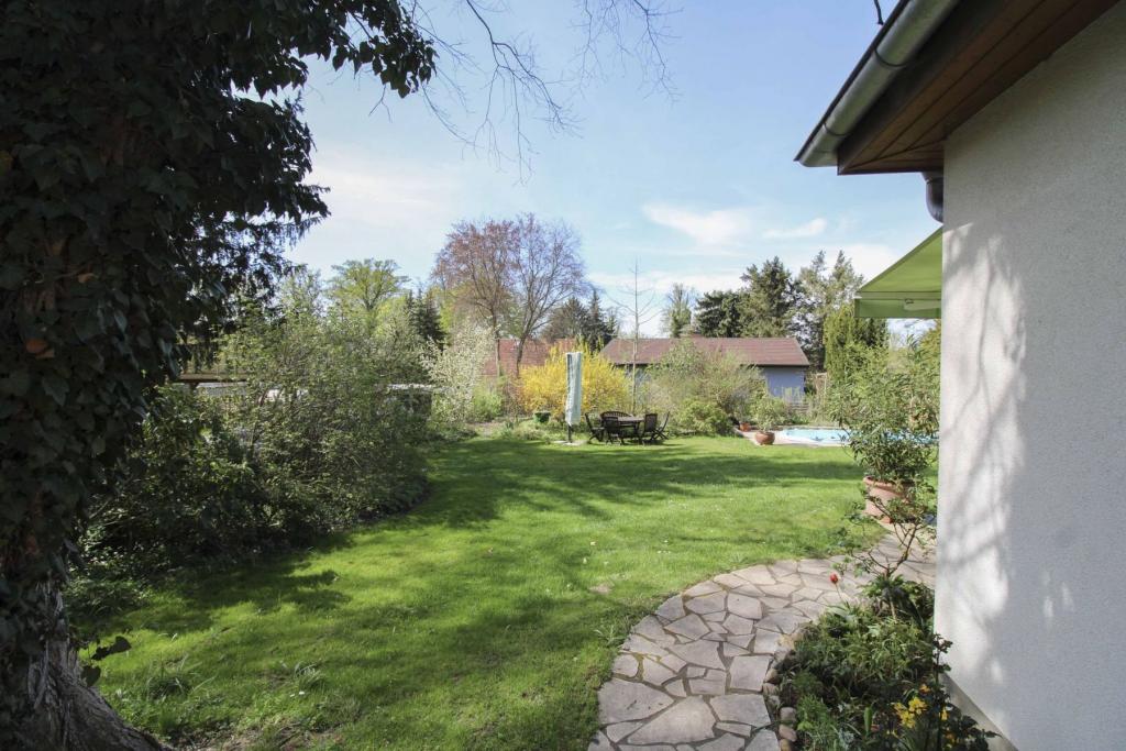 Linker Gartenbereich