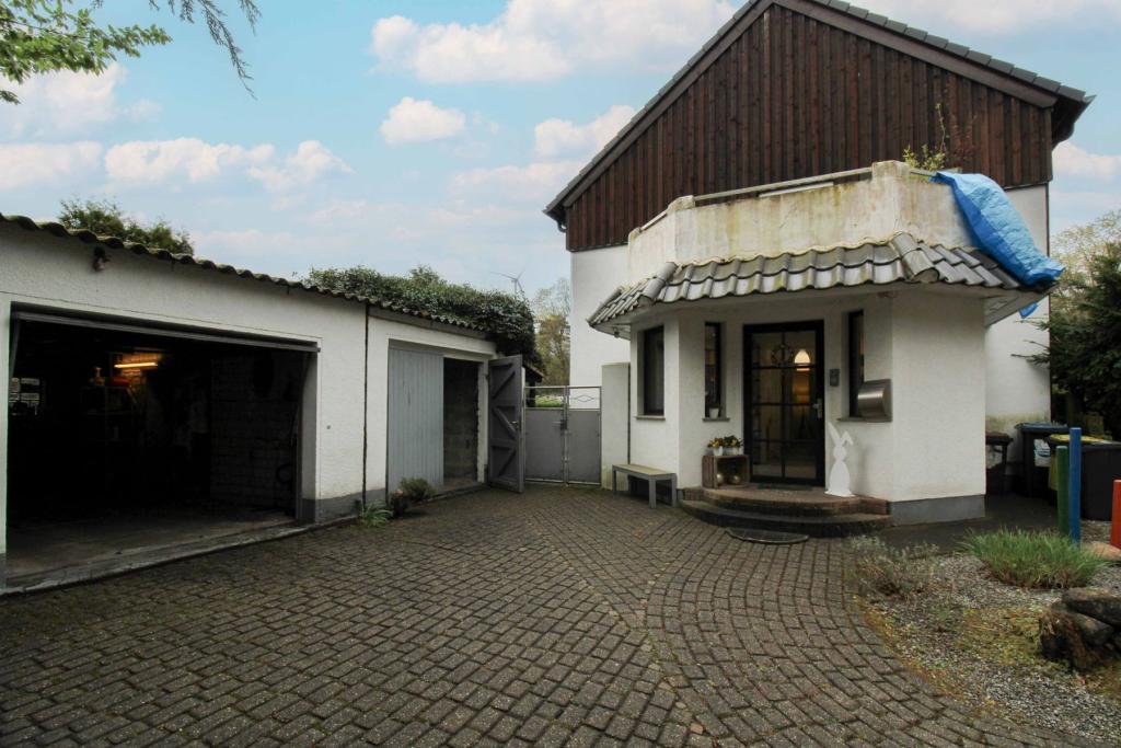 Ansicht außen Haus + Garage