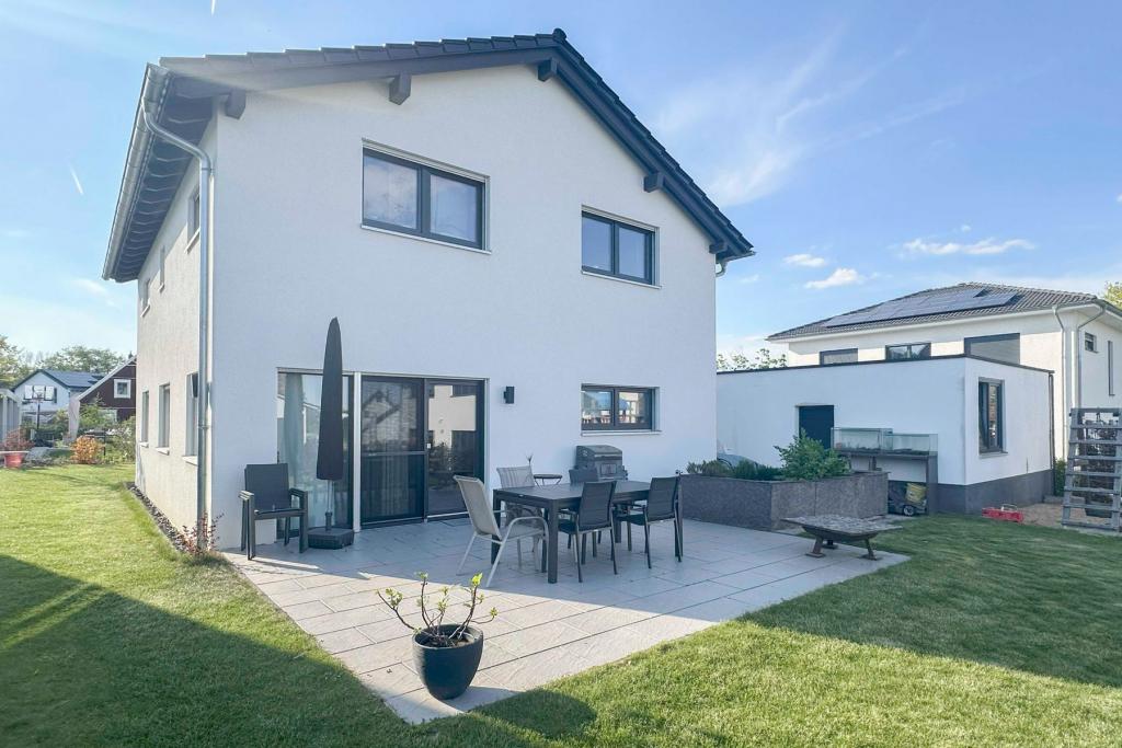 Rückansicht mit Terrasse