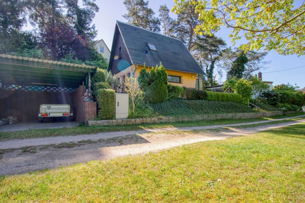 Carport und Außenansicht
