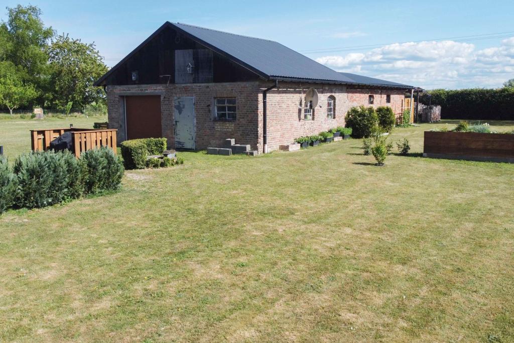 Nebengelass mit Werkstatt und Garage