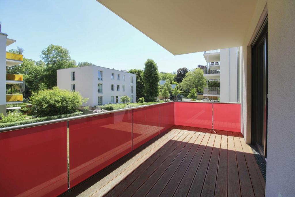 Balkon mit Blick zur Nachbarschaft