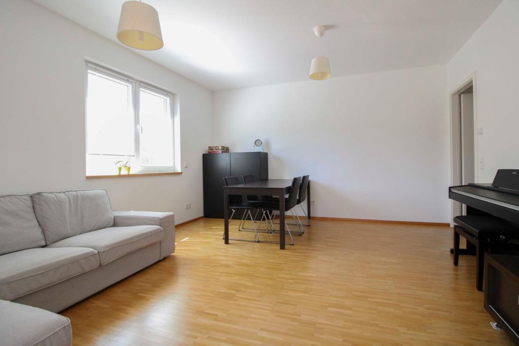 Wohnzimmer mit Blick vom Balkon