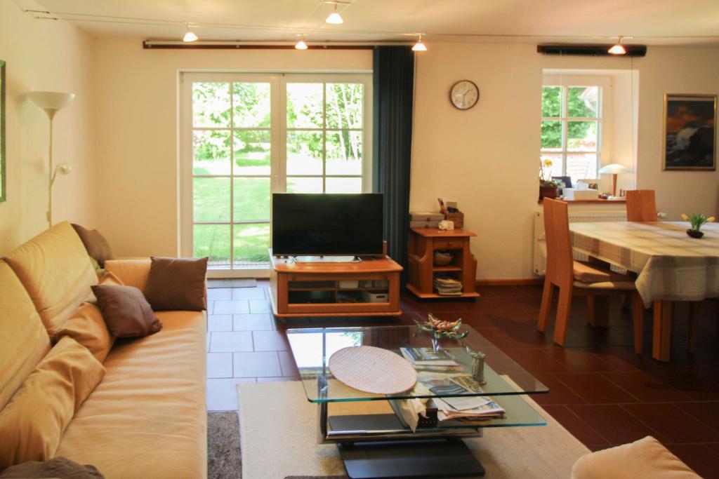 Wohnzimmer mit Blick in den Garten