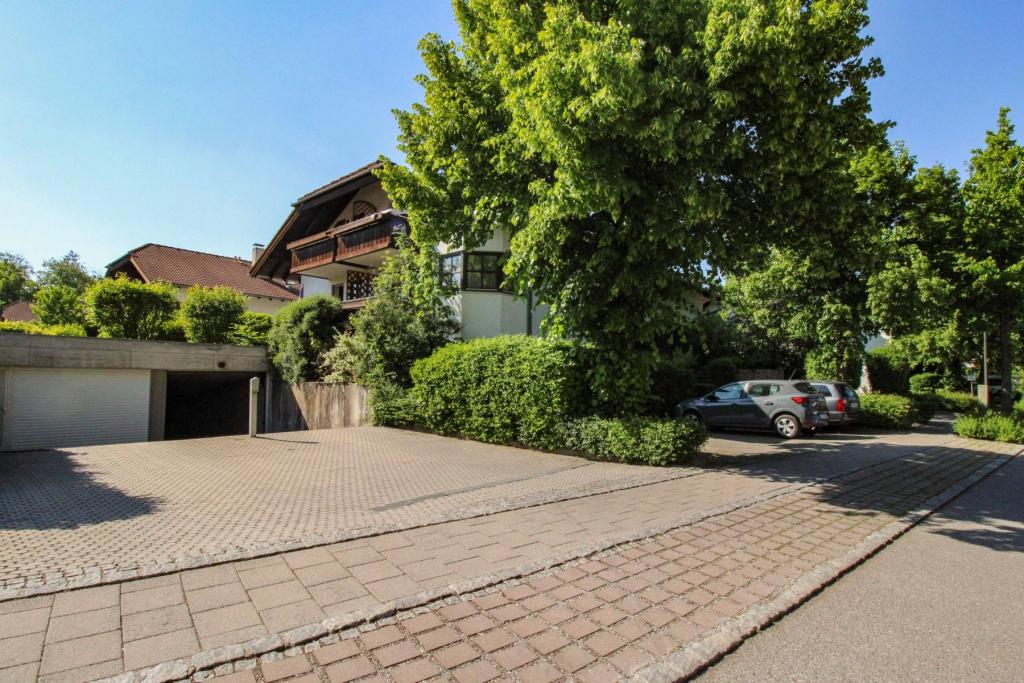 Straßenseite Tiefgaragenzufahrt