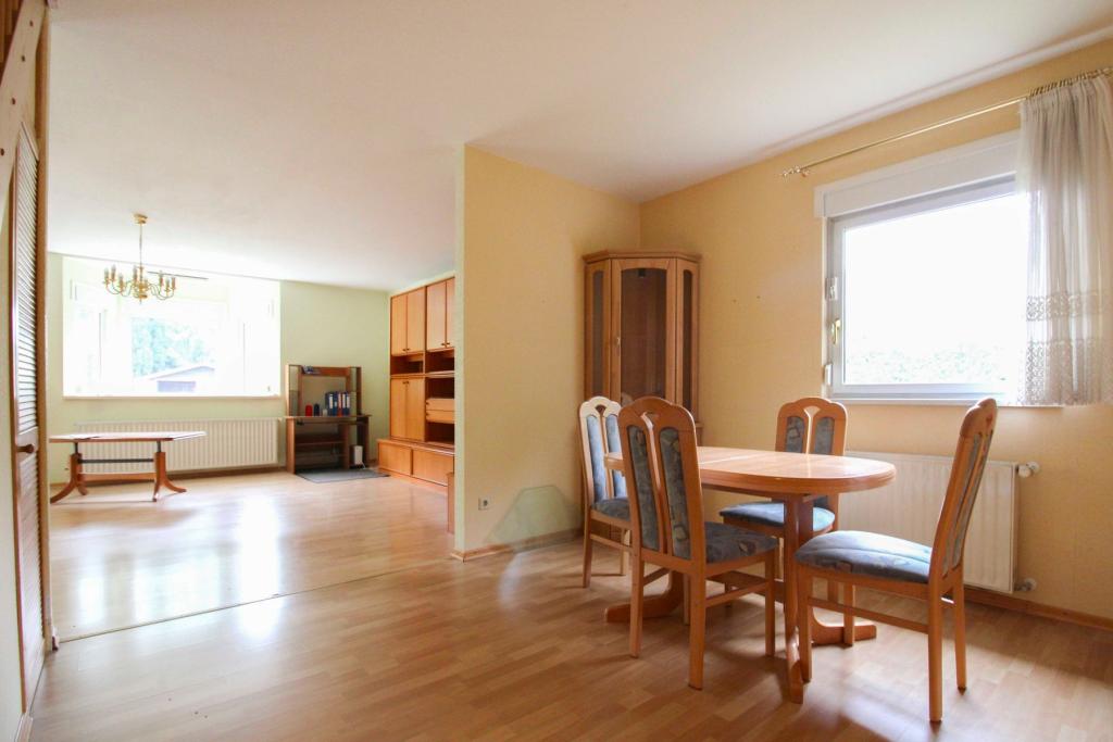 Essbereich mit Blick ins Wohnzimmer