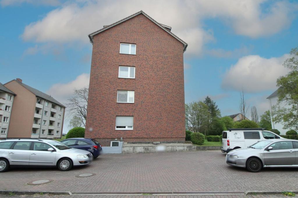Ansicht Parkplatz vor dem Haus