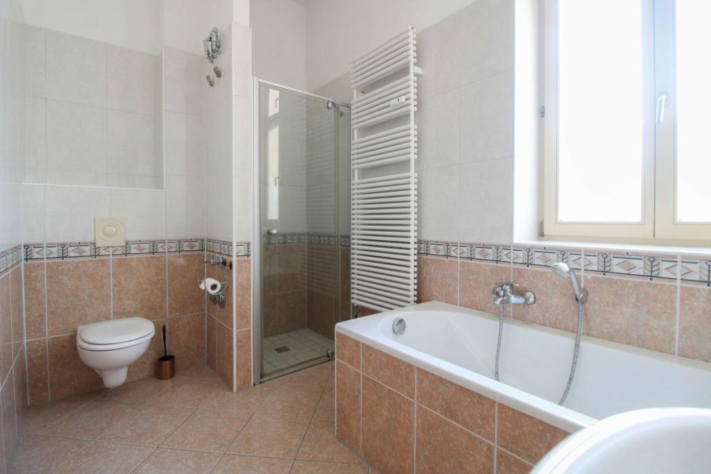 Bad mit Badewanne und Dusche