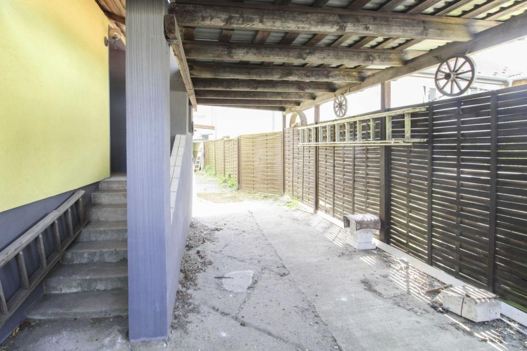 Hauseingang mit Carport