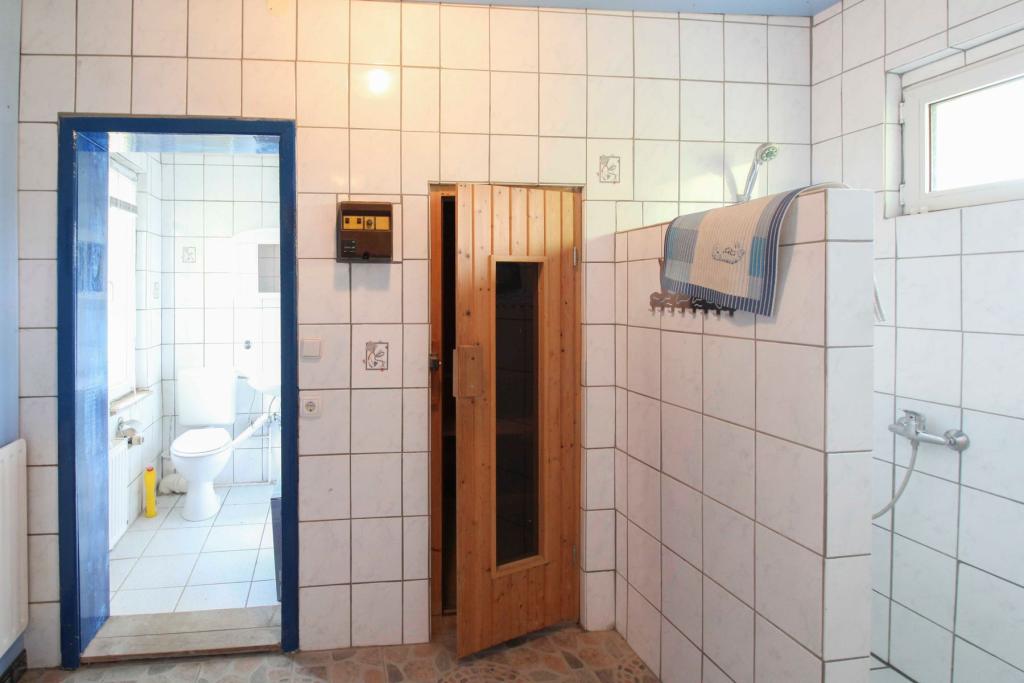 Gäste-WC mit Sauna und Dusche