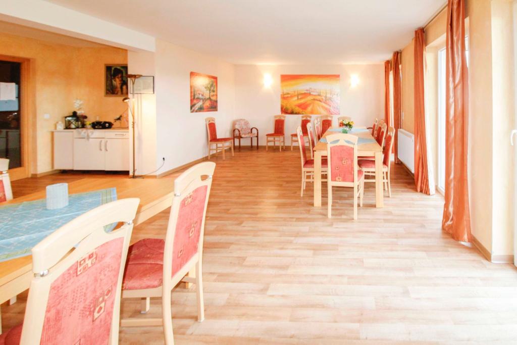Lichtverwöhnte Cafeteria