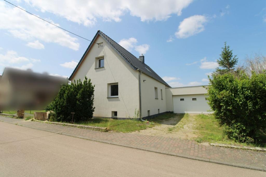 Ansicht mit Garage