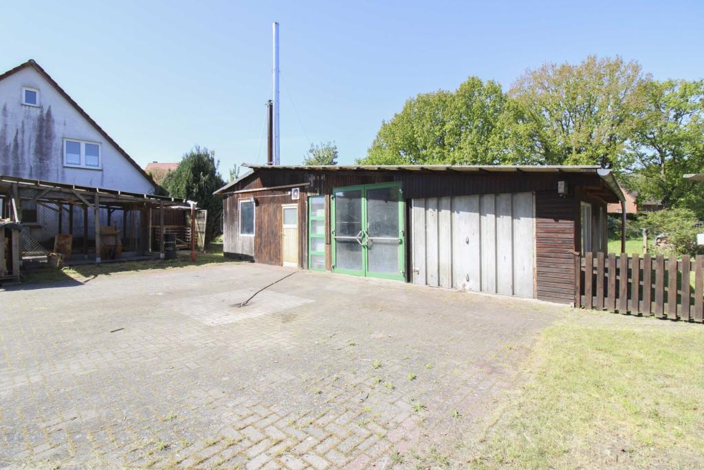 Nebengelass mit Doppelgarage