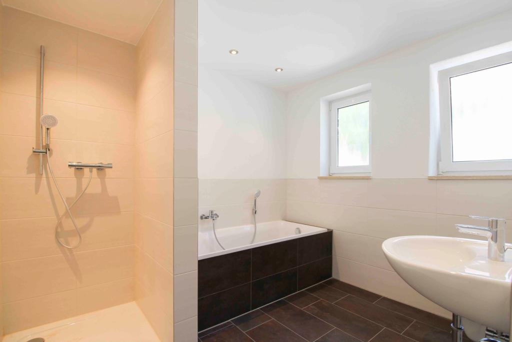 Dusche und Badewanne EG