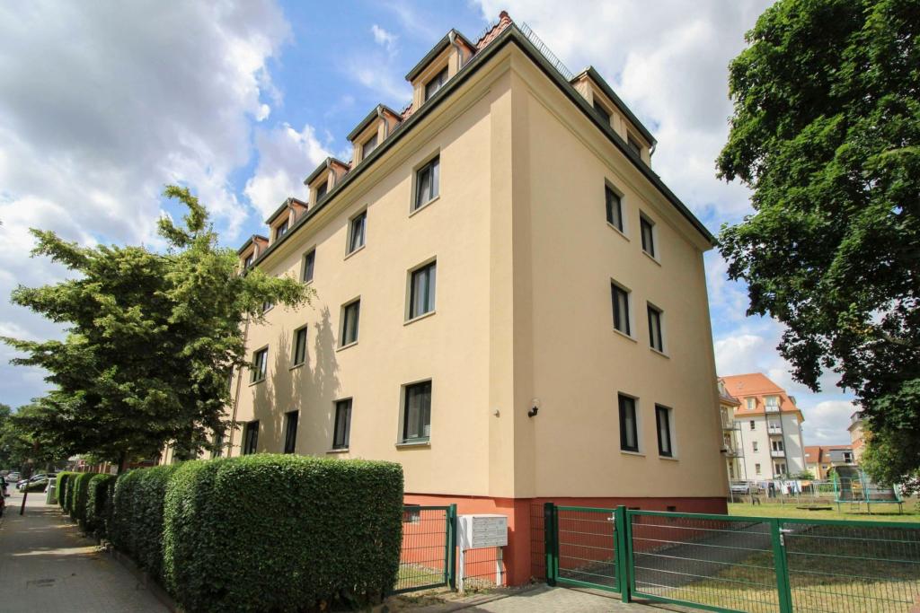 Außenansicht seitlich Straße