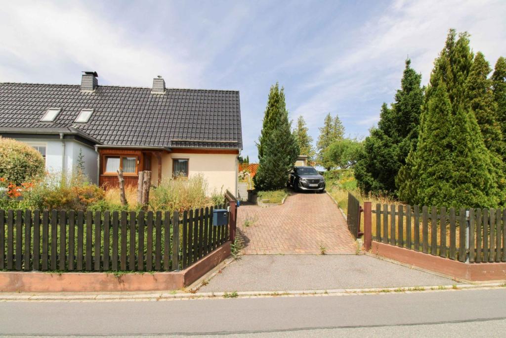 Hausansicht straßenseitig 01