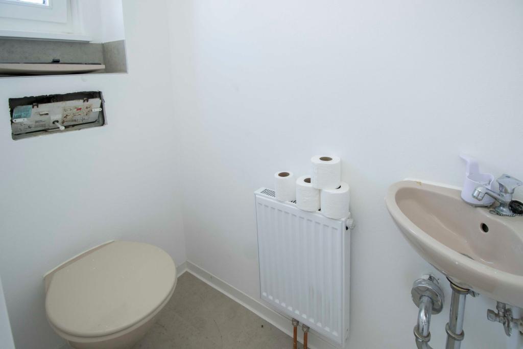 separates WC