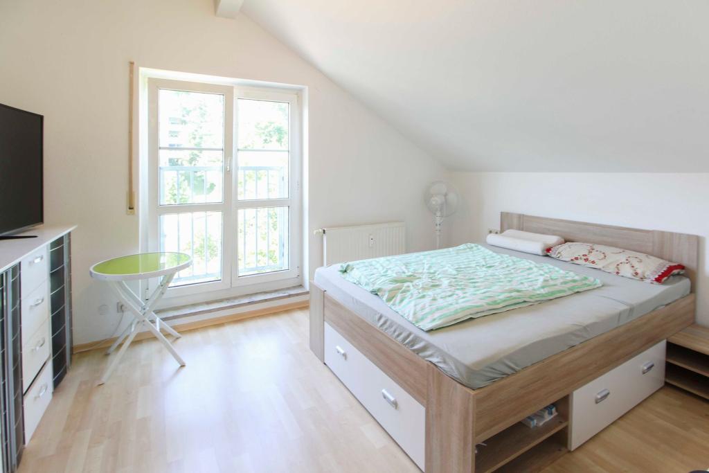 Schlafzimmer 1