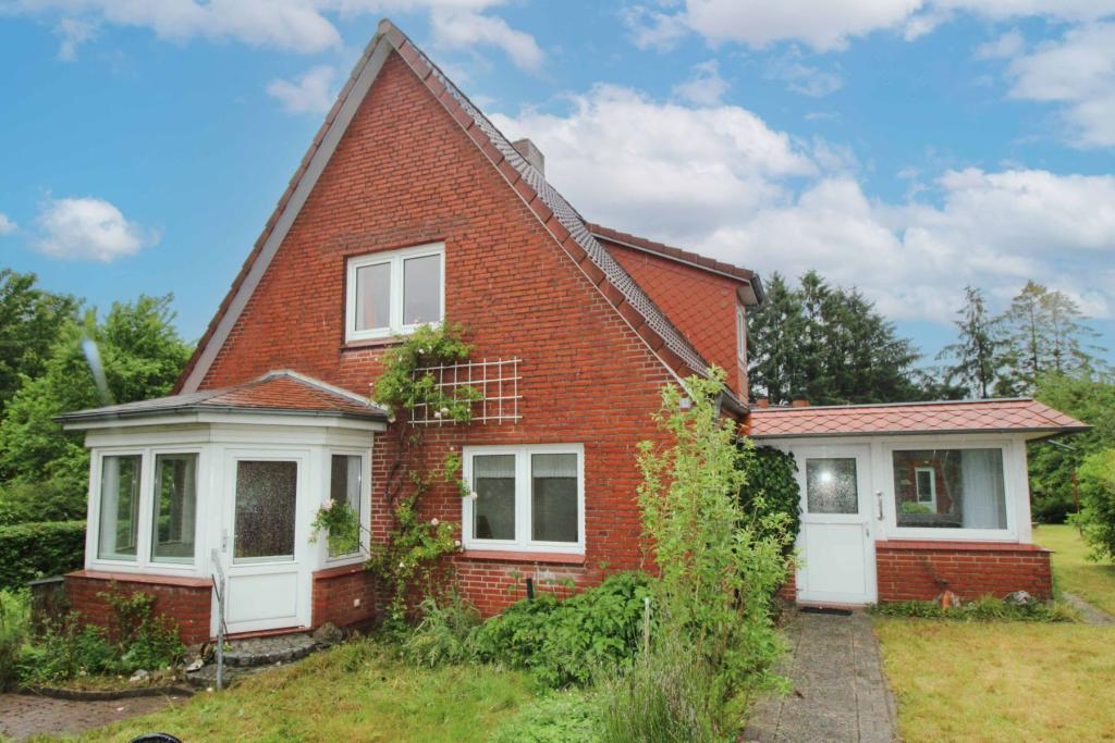 Frontansicht mit Erker und Wintergarten