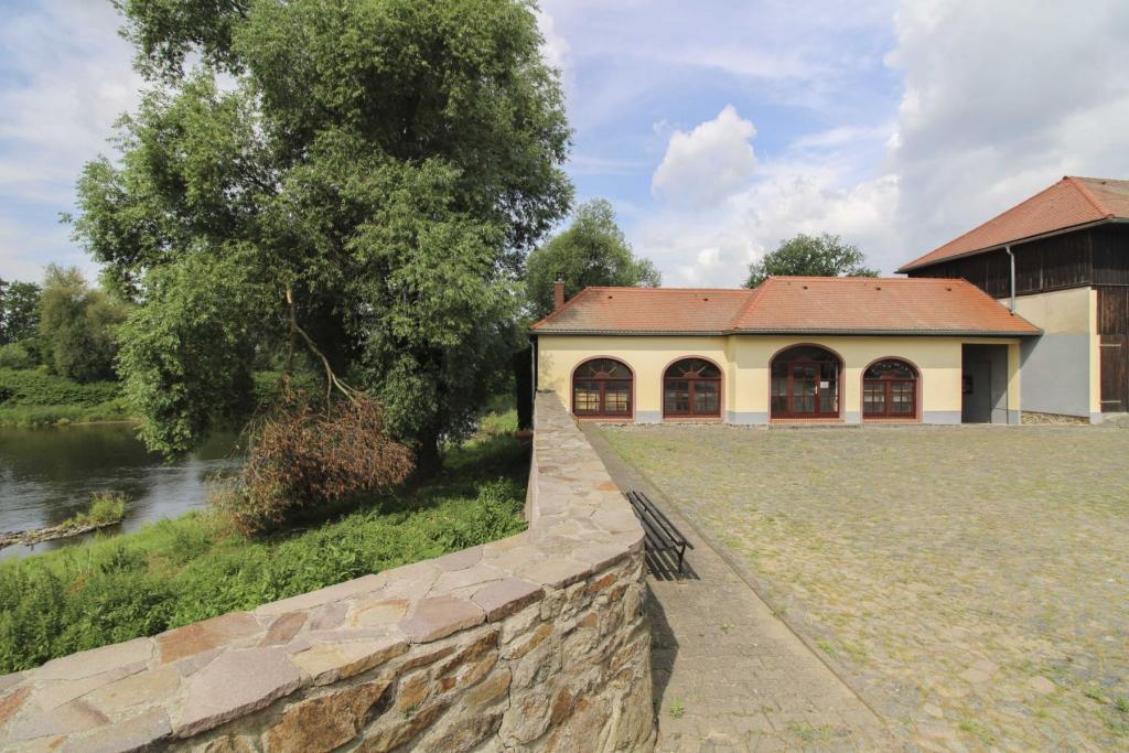 Innenhof mit Blick auf Festsaal