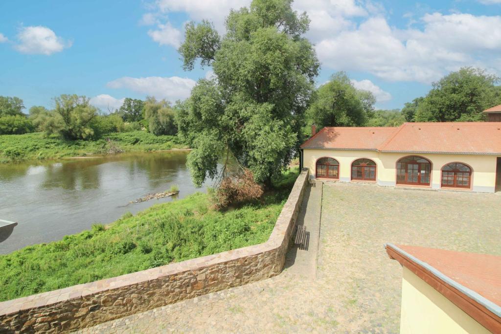 Veranstaltungssaal mit Blick auf Mulde