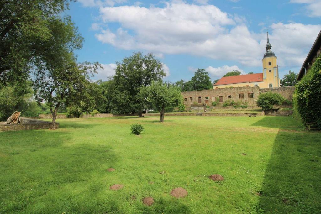 Schloßgarten mit Burgruine