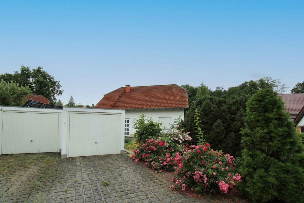 Hausansicht mit Garage