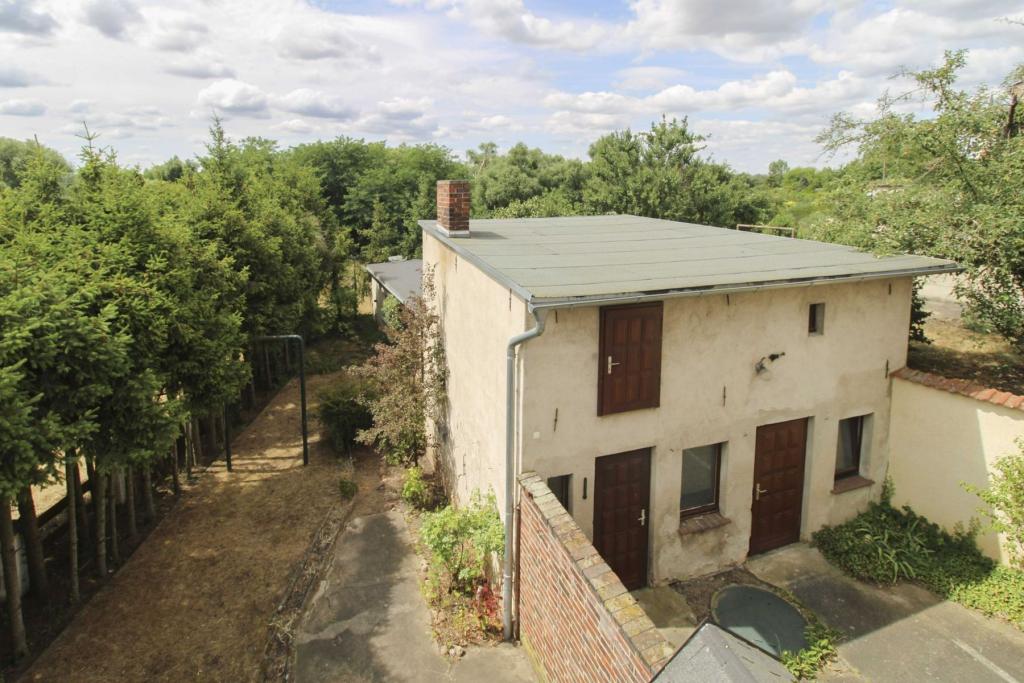 Blick auf Nebengelass und Grundstück