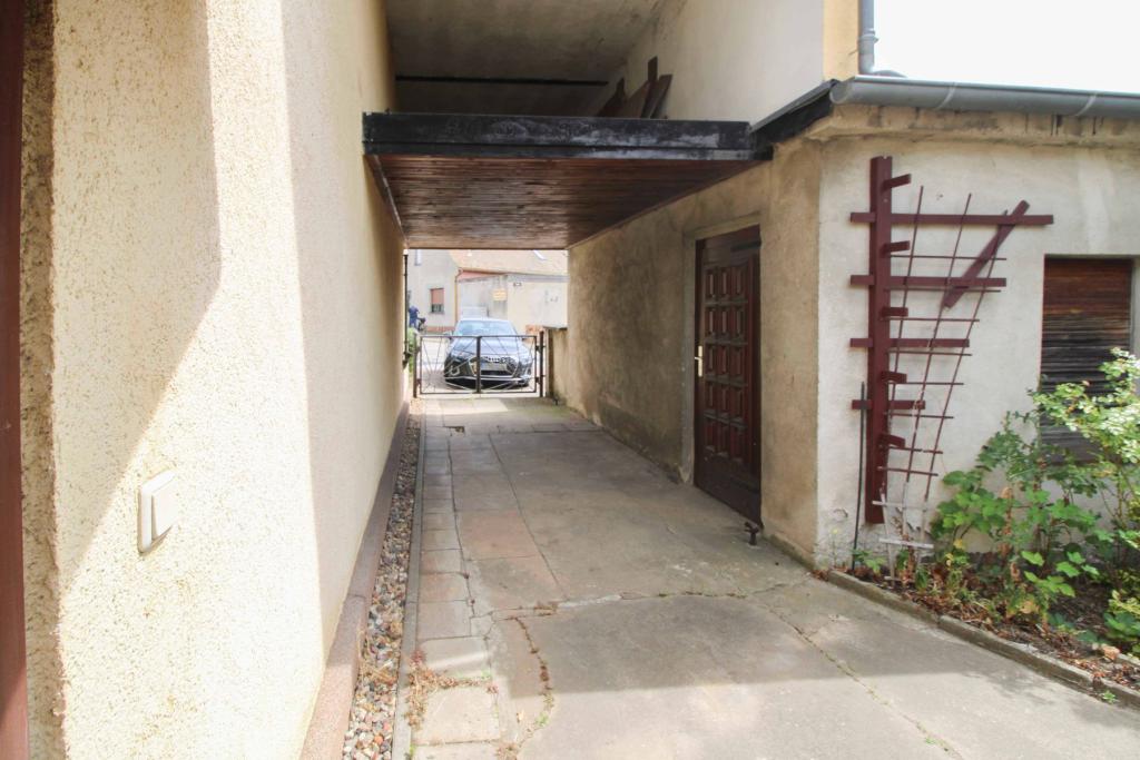 Einfahrt und Zugang Garage