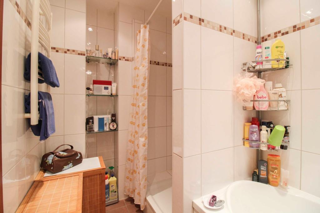 Badezimmer mit Dusche