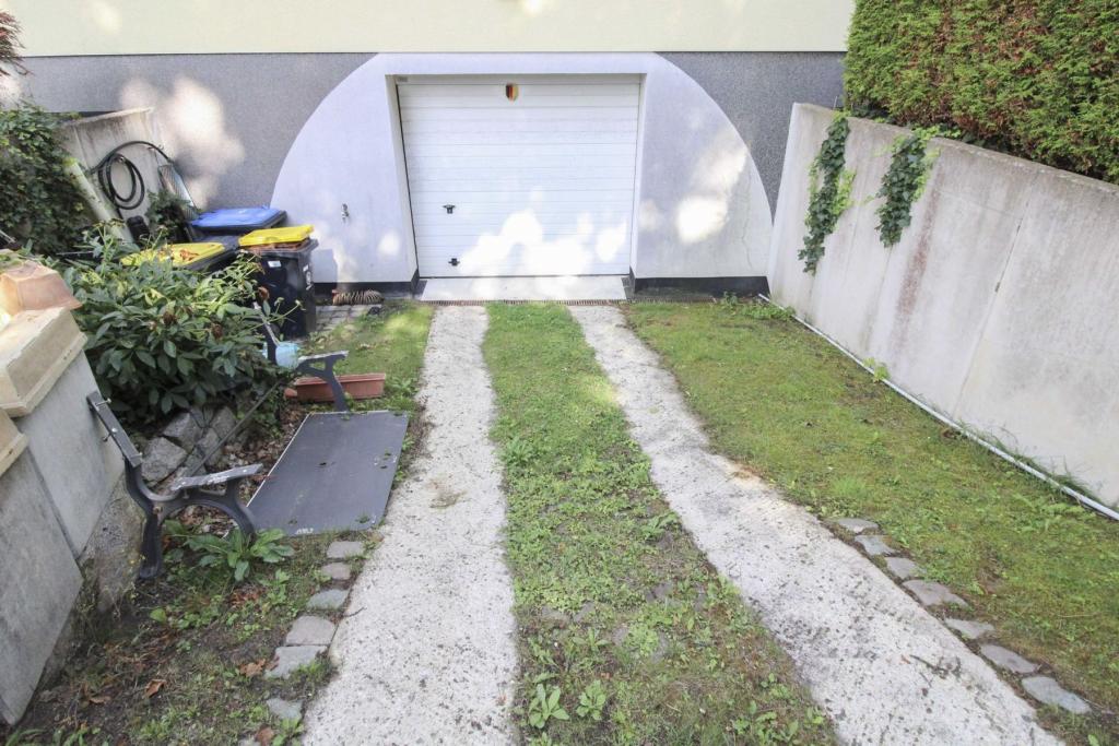 Einfahrt Garage