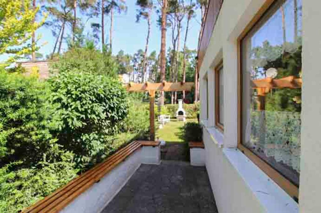 Weg zur hinteren Terrasse