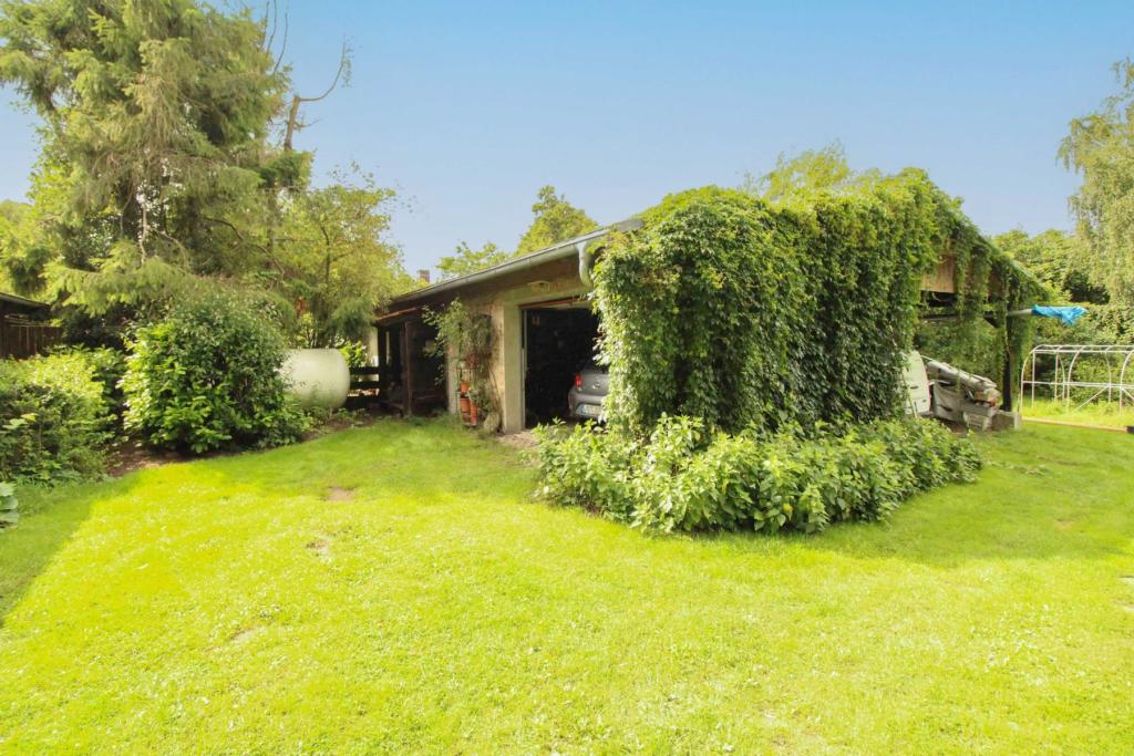 Nebengelass mit Carport Haupthaus