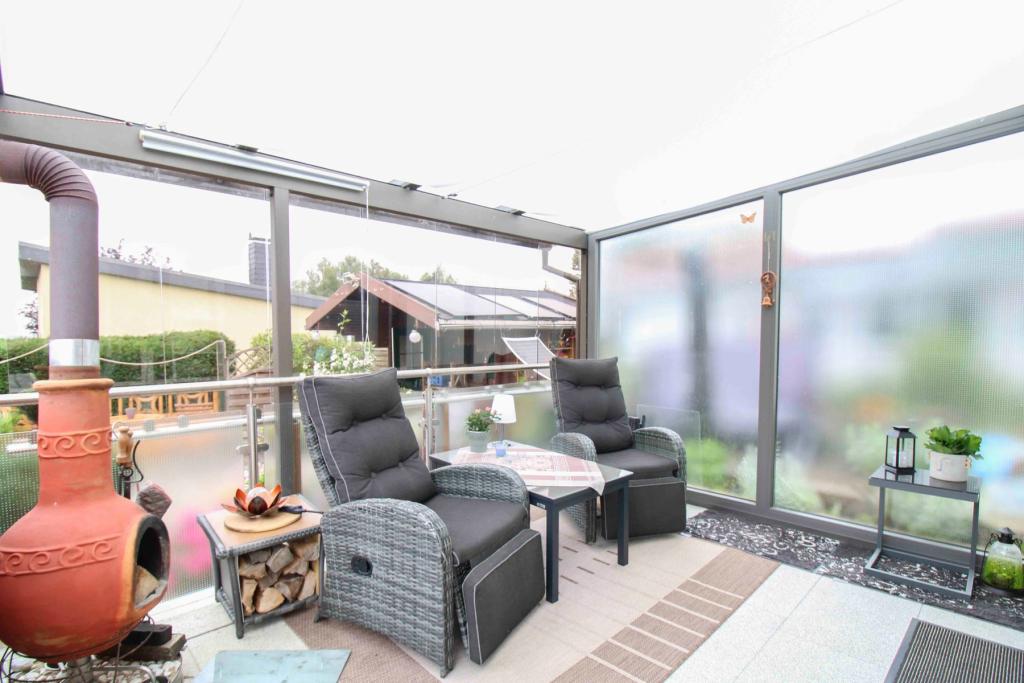 Überdachte Terrasse mit Kamin