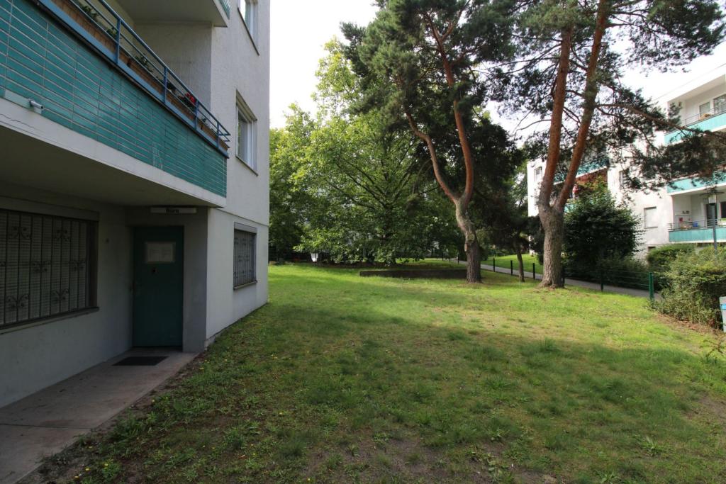 Wiese neben dem Gebäude