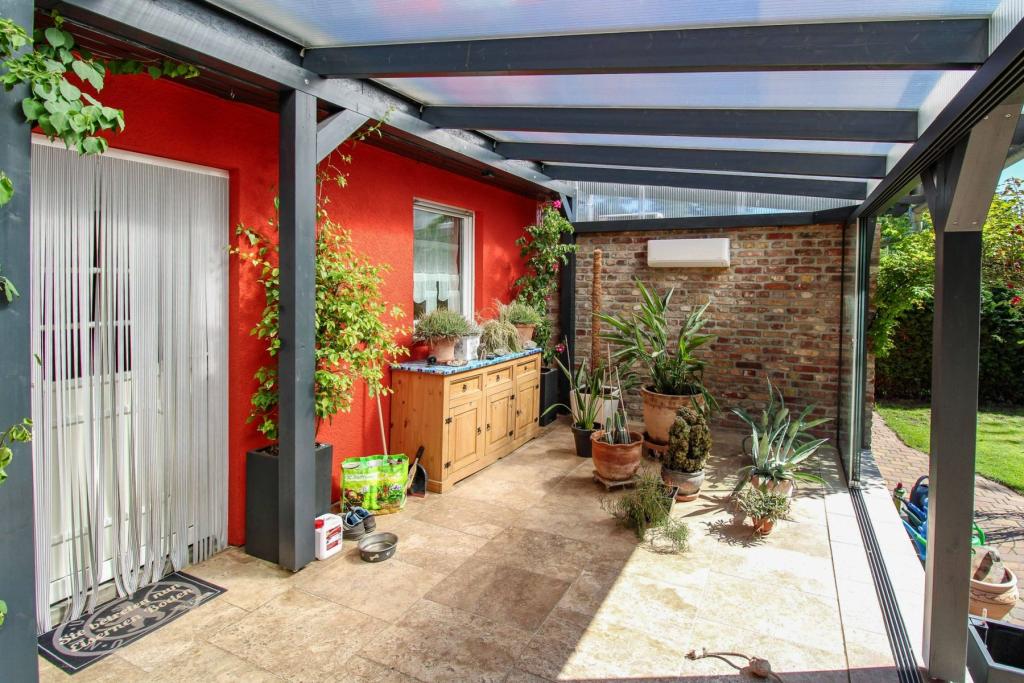 10. Terrasse, überdacht mit Schiebeelementen