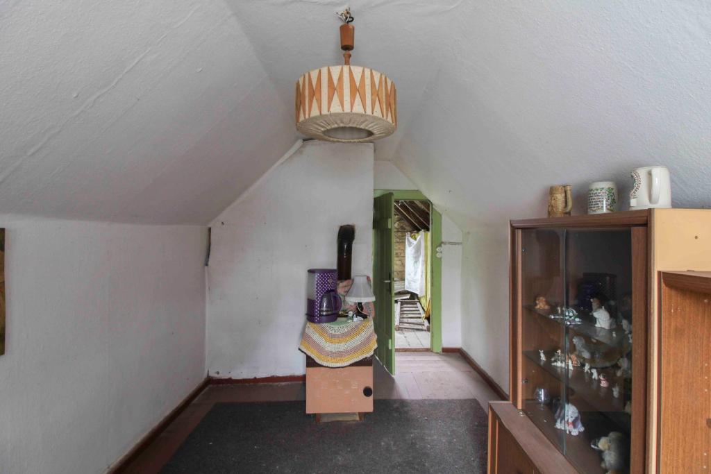 Zimmer und Tür zum Dachboden