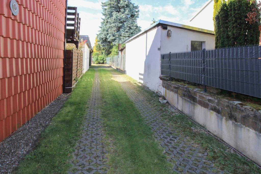 Zufahrt Parkplatz_Garten