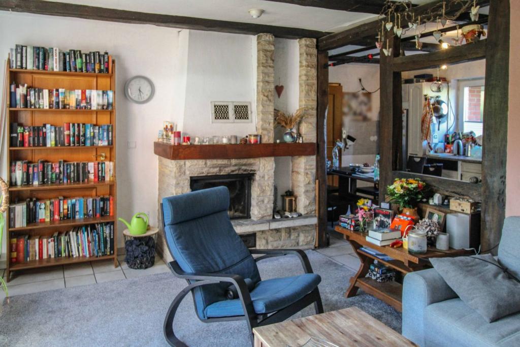 Wohnzimmer_mit_Kamin