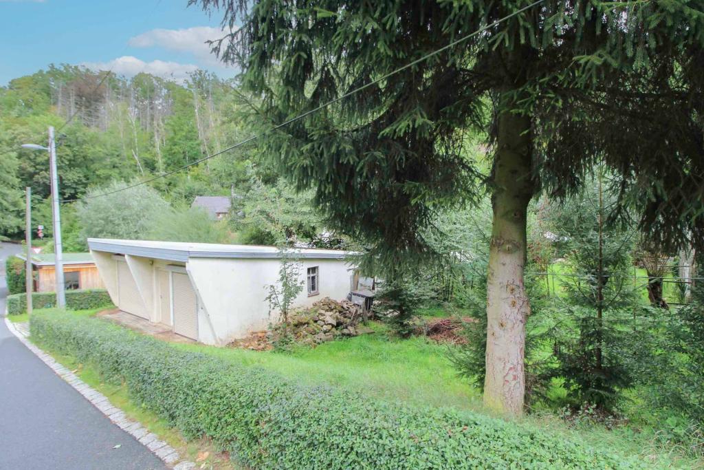 Blick auf Garage und Schuppen