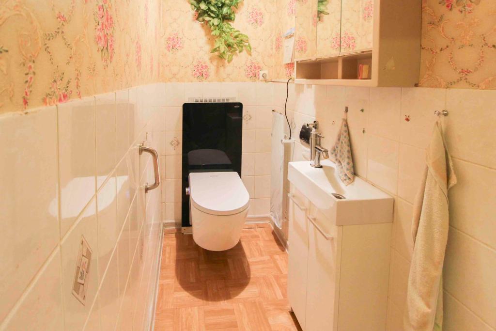 separates WC