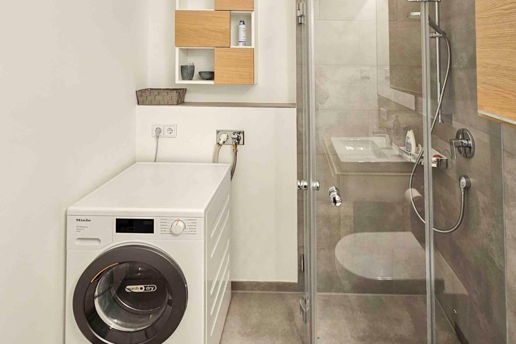 Dusche und Waschmachine