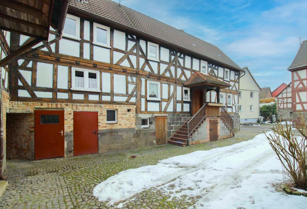 Immobilie in Ebsdorfergrund - Historische Hofreite mit vielseitigen Nutzungsmöglichkeiten in Ebsdorfergrund-Wermertshausen - Bild 1