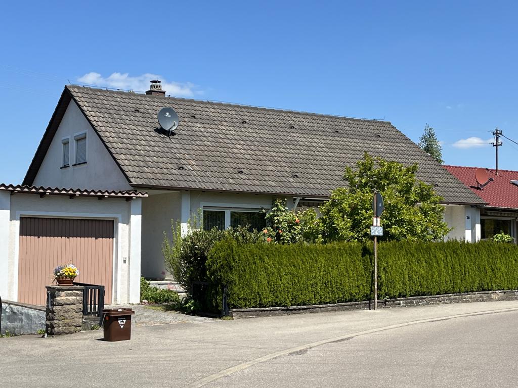 Ansicht mit Garage